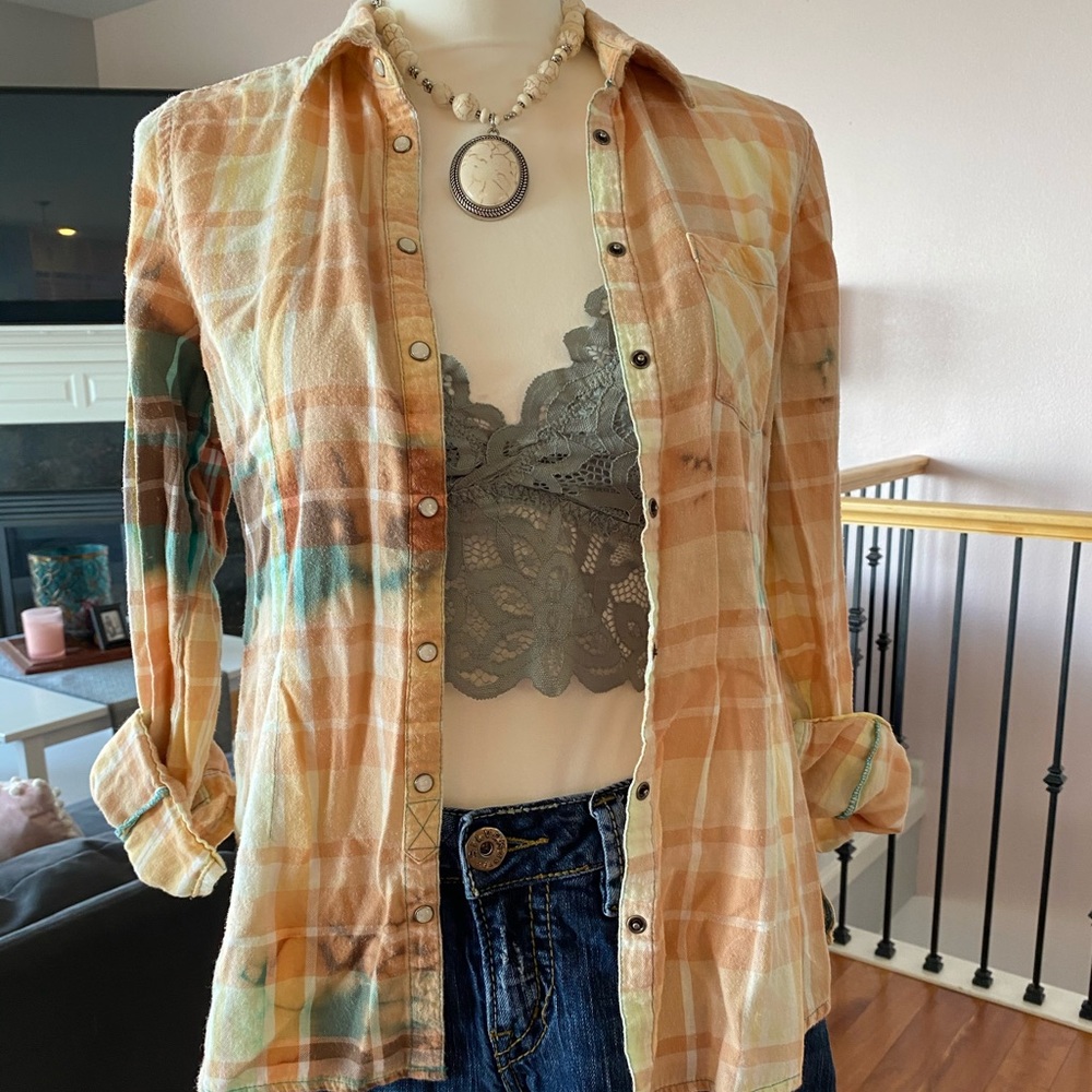 Maurices Medium bleached flannel